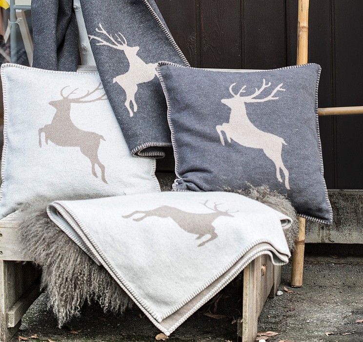 Minimalist cotton blanket with a deer motif