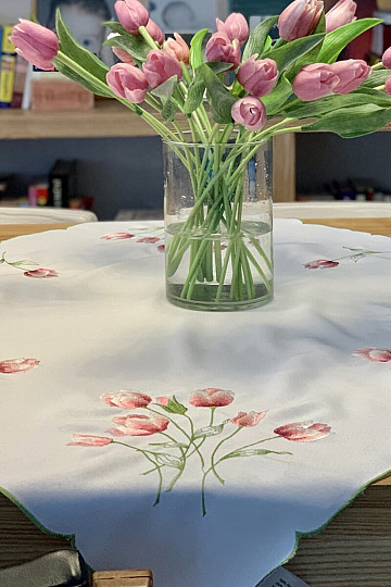 Vyšívaný ubrus a ovál vyšívané TULIPÁNY
