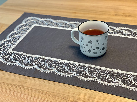 Vyšívaný ubrus šedý