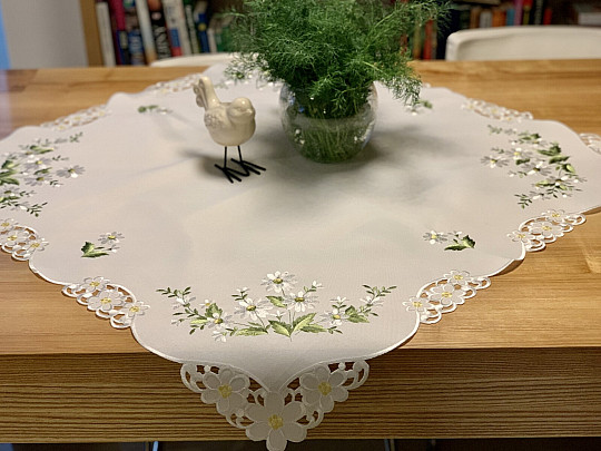 Vyšívaný ubrus a šál KOPRETINKY
