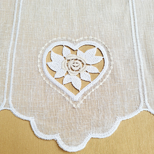 Vitrážová záclona SRDÍČKO BÉŽOVÉ