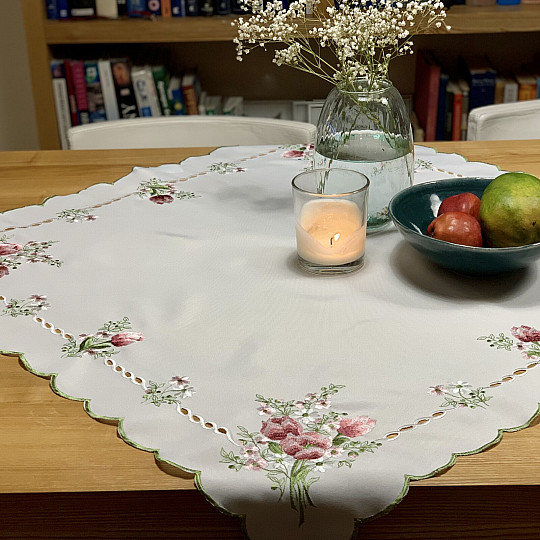 Vyšívaný ubrus a šál KYTICE S TULIPÁNY