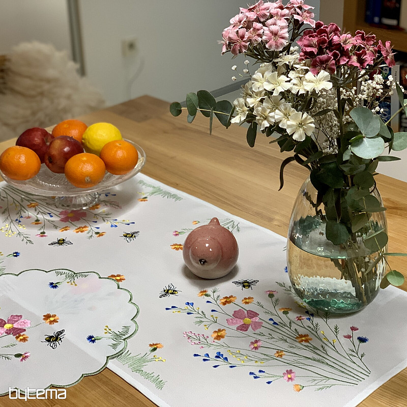 Vyšívaný ubrus a šál Louka a včely