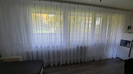 Moderní záclona Gerster 11280 v obývacím pokoji