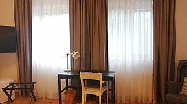Závěsy a záclony v pokojích Hotelu McLimon