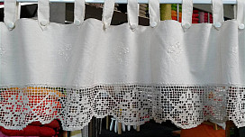 Záclona s háčkovanou bordůrou