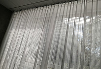 Záclona v kanceláři pojišťovny Agel