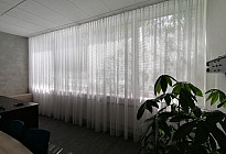 Záclona v kanceláři pojišťovny Agel