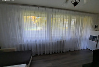 Moderní záclona Gerster 11280 v obývacím pokoji