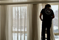 Městys Březová - instalace kolejnic a záclon