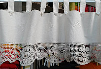 Záclona s háčkovanou bordůrou