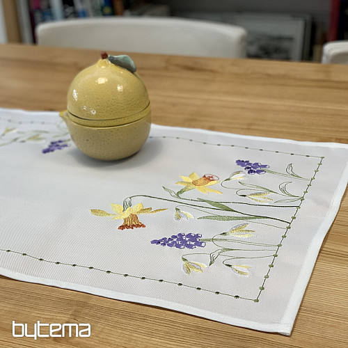 Vyšívaný ubrus a šál NARCISY A SNĚŽENKY