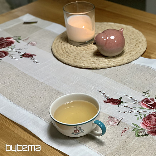 Vyšívaný ubrus a šál Růže a kočičky