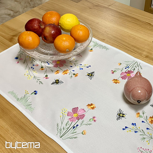 Vyšívaný ubrus a šál Louka a včely