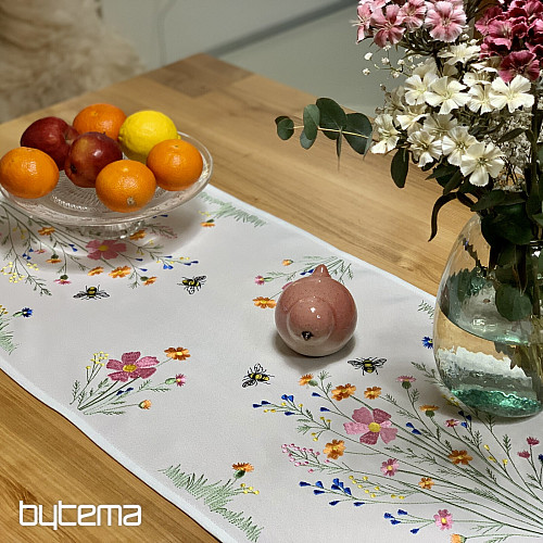 Vyšívaný ubrus a šál Louka a včely