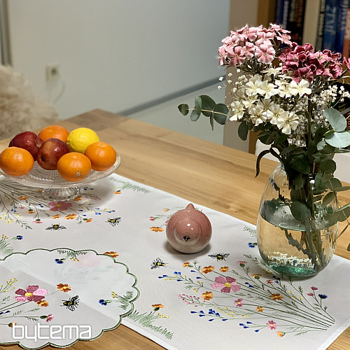 Vyšívaný ubrus a šál Louka a včely